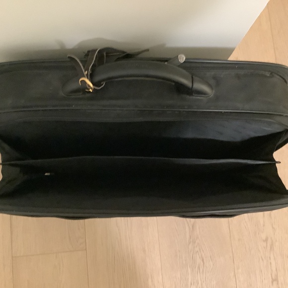 Large format laptop carry bag, with lots of space for accessories. - Picture 6 of 7